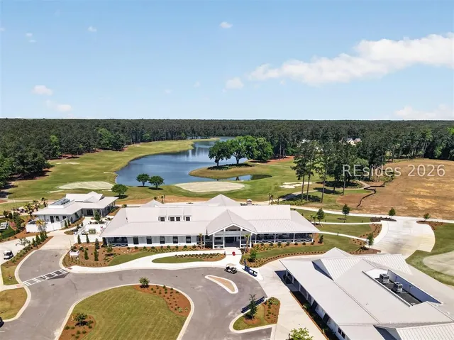 Aerial of the Riverton Pointe clubhouse and golf course